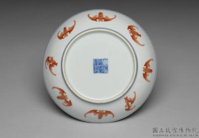 图片[3]-Dish with underglaze blue decoration and bats in overglaze red, Qing dynasty, Jiaqing reign (1796-1820)-China Archive